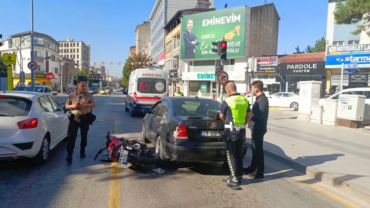 Çorum'da Motosiklet Otomobile Çarptı: 1 Yaralı