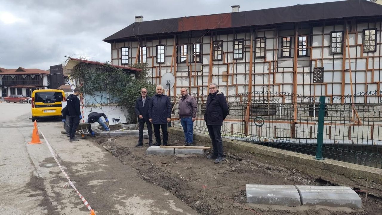 Kaldırım Yerine Yapılan Park Alanını İncelediler!