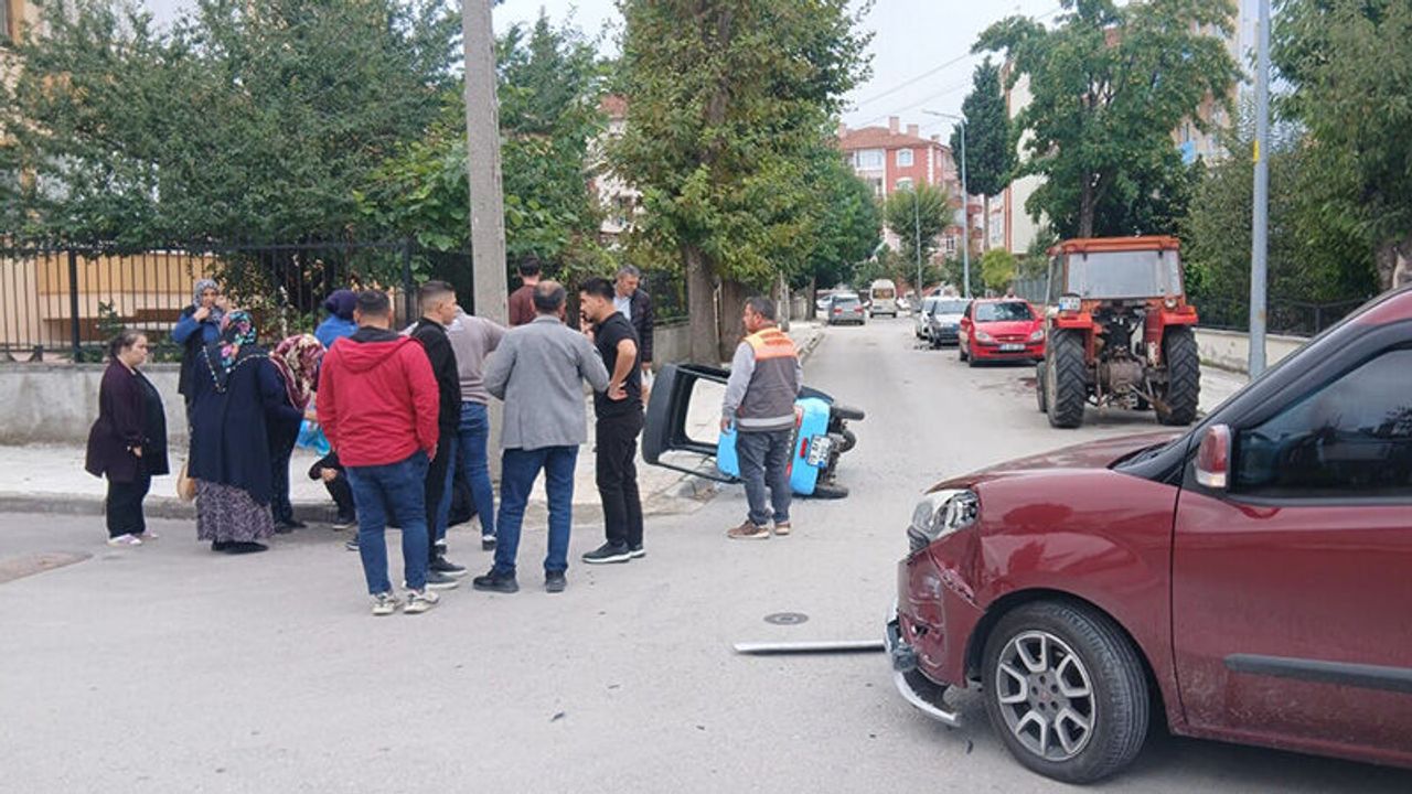 Kavşakta Feci Kaza: 3 Tekerlekli Motosiklet Hafif Ticari Araçla Çarpıştı