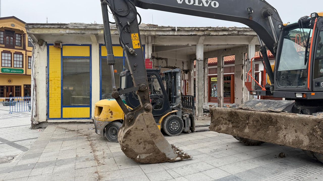 Kent Meydanı’nda Bugün Yıkım Var