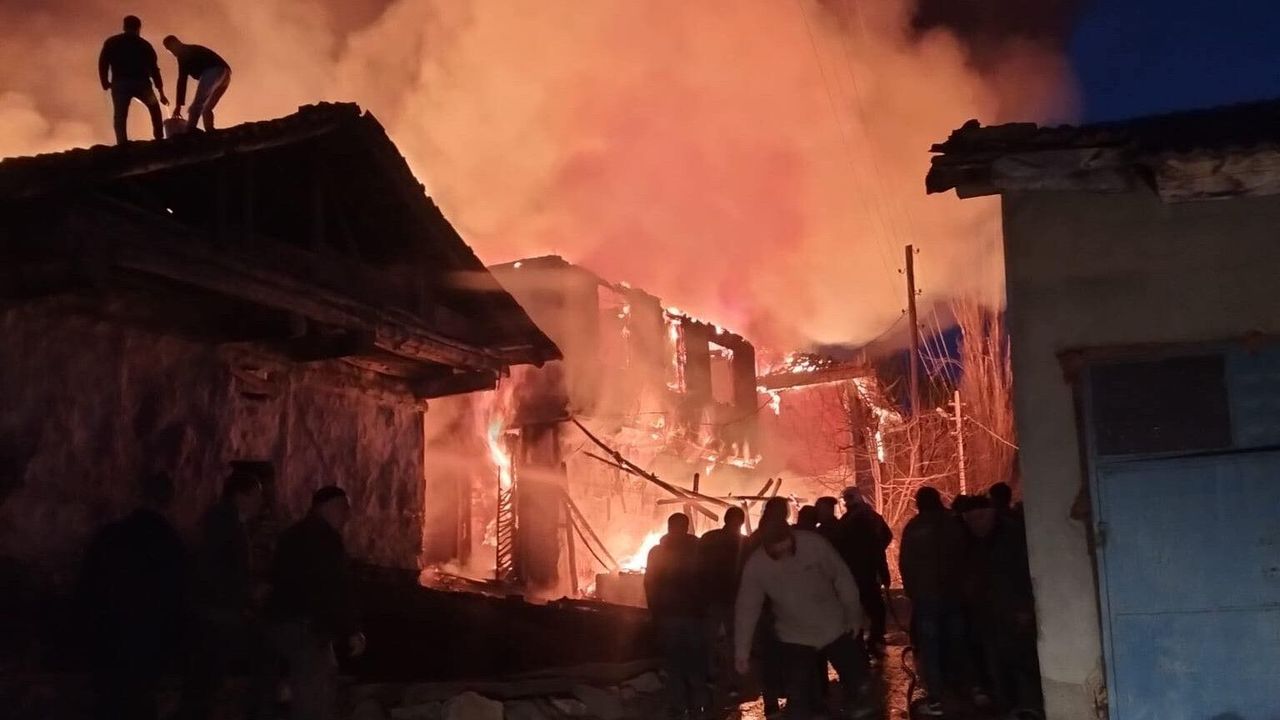 Köyde Ev Alevlere Teslim Oldu!