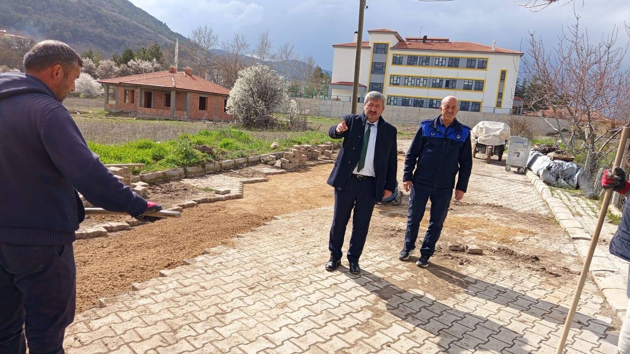 Laçin’de Bozulan Yollar Kilit Taşı İle Yenileniyor