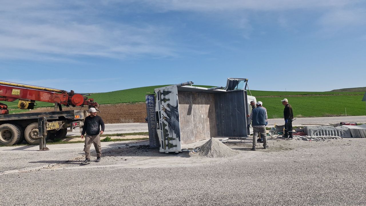 Lastiği Patlayan Kamyonet Yan Yattı: Faciadan Dönüldü