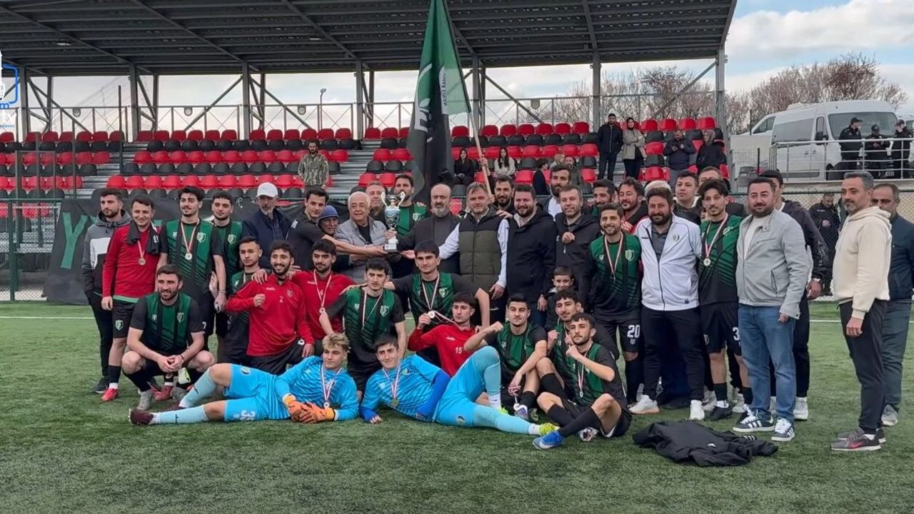 Lig Bitmeden Şampiyon Oldular! Kupalarını Alıp Sevince Boğuldular