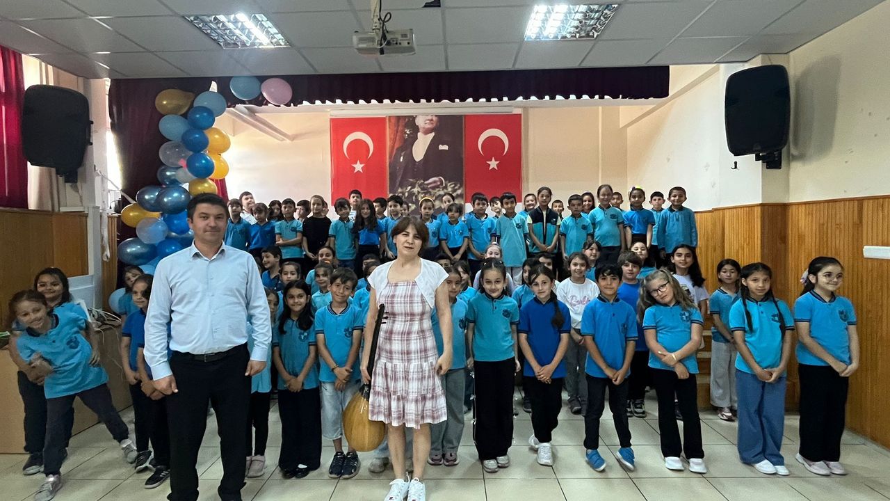 Miniklerden İngilizce ve Türkçe Şarkılarla Muhteşem Final