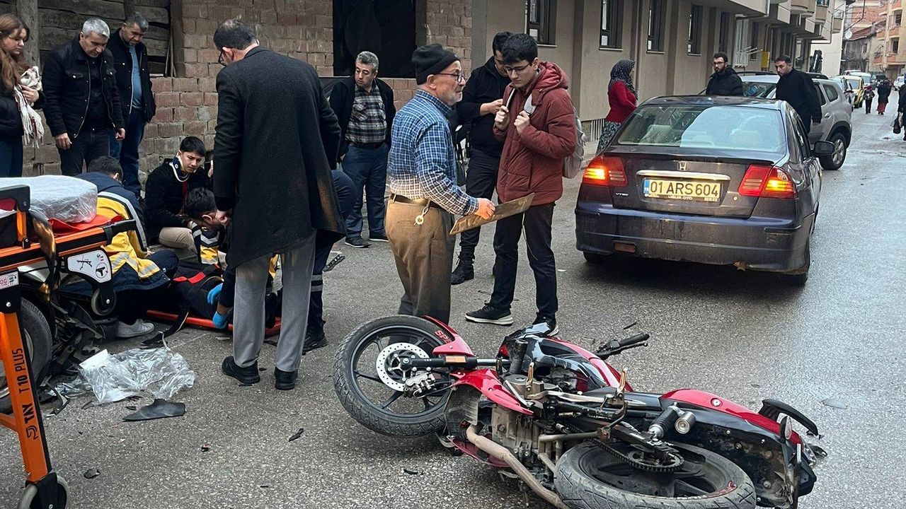 Motosiklet Park Halindeki Otomobile Çarptı: 2 Yaralı