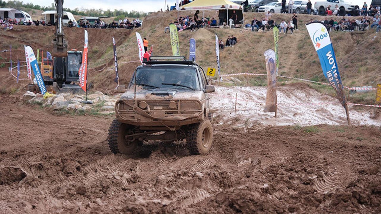 Off-Road Tutkunları Zorlu Parkurda Yarıştı
