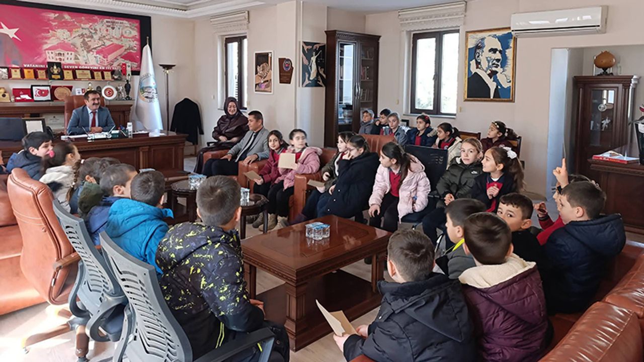 Öğrenciler Sordu Başkan Aylar Cevapladı