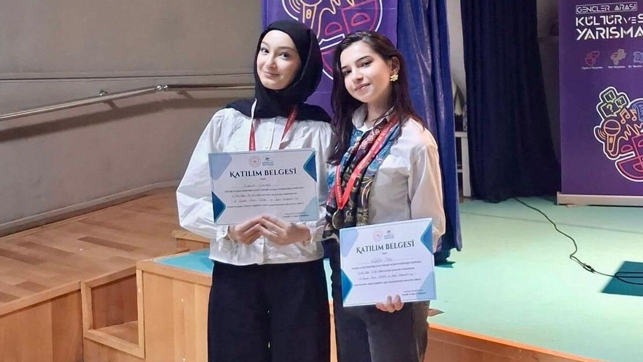 Ömer Derindere Fen Lisesi Şiir Yarışmasına Damga Vurdu