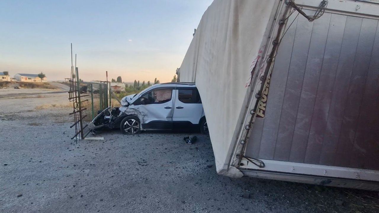 Otomobil Devrilen TIR’ın Altında Kaldı: 1 Yaralı