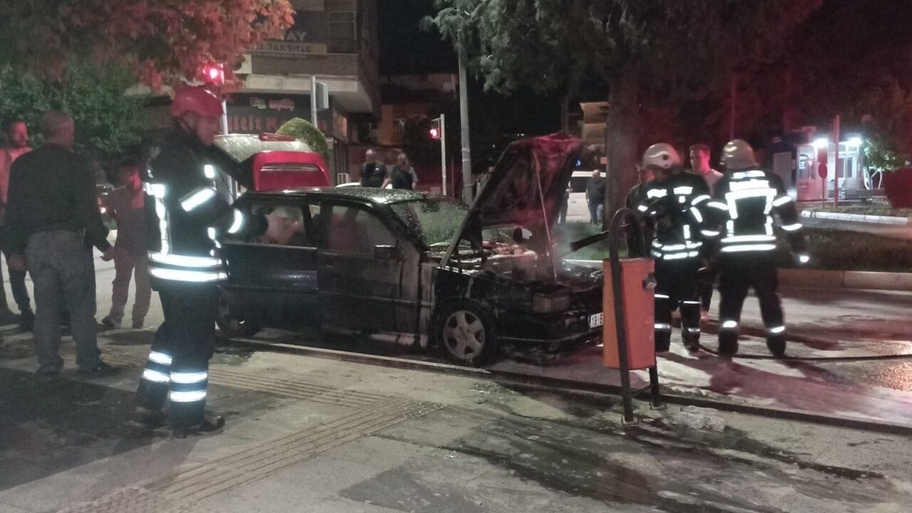 Seyir Halindeki Otomobil Alev Alev Yandı
