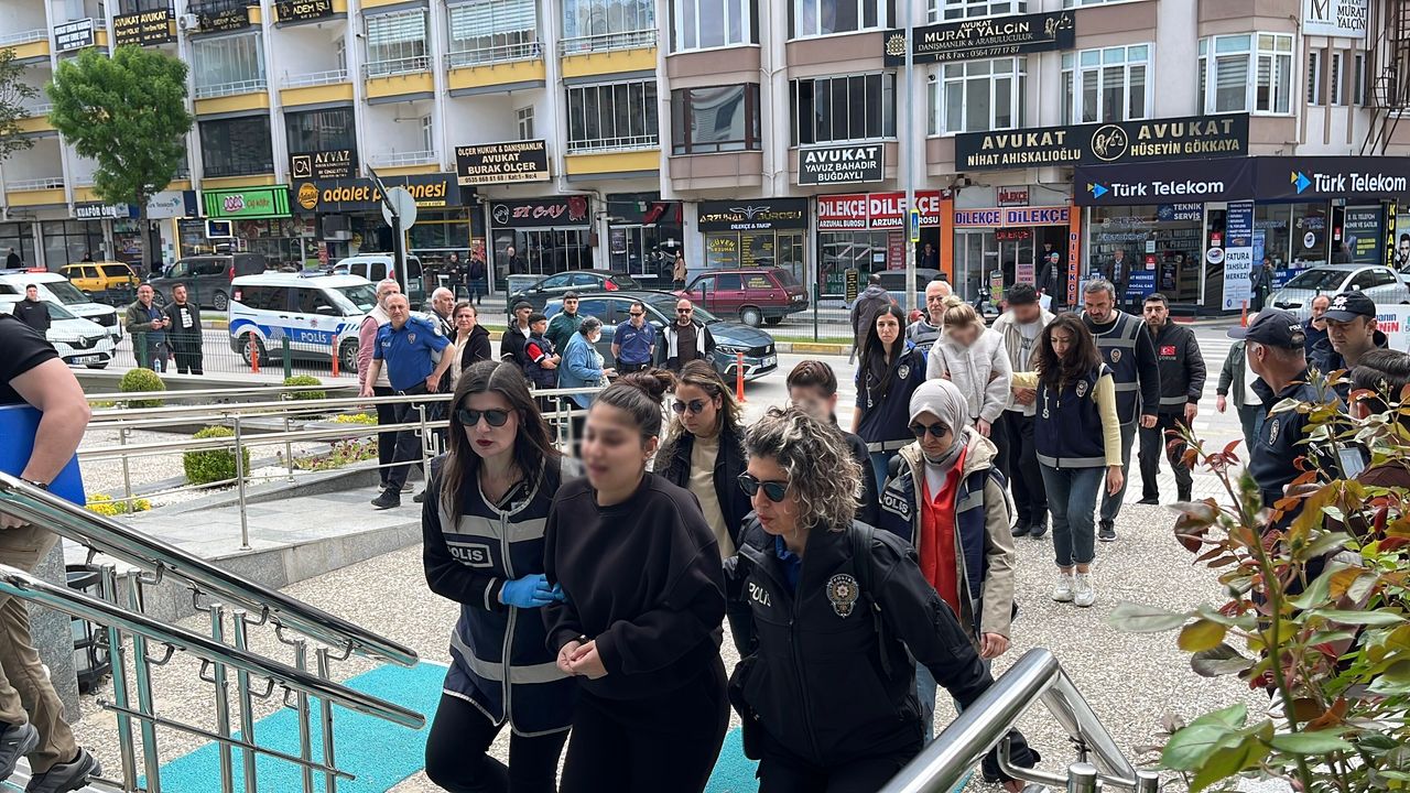Sohbetle Oyalayıp Hesapları Boşalttılar! Şüpheliler Adliyede