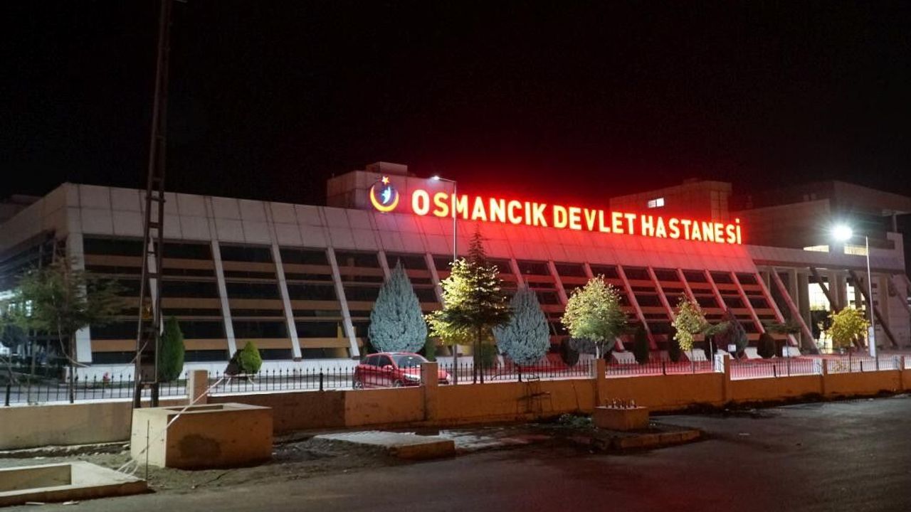 Tekel Bayisi Önünde Bıçaklı Kavga! Boğazından Yaralandı