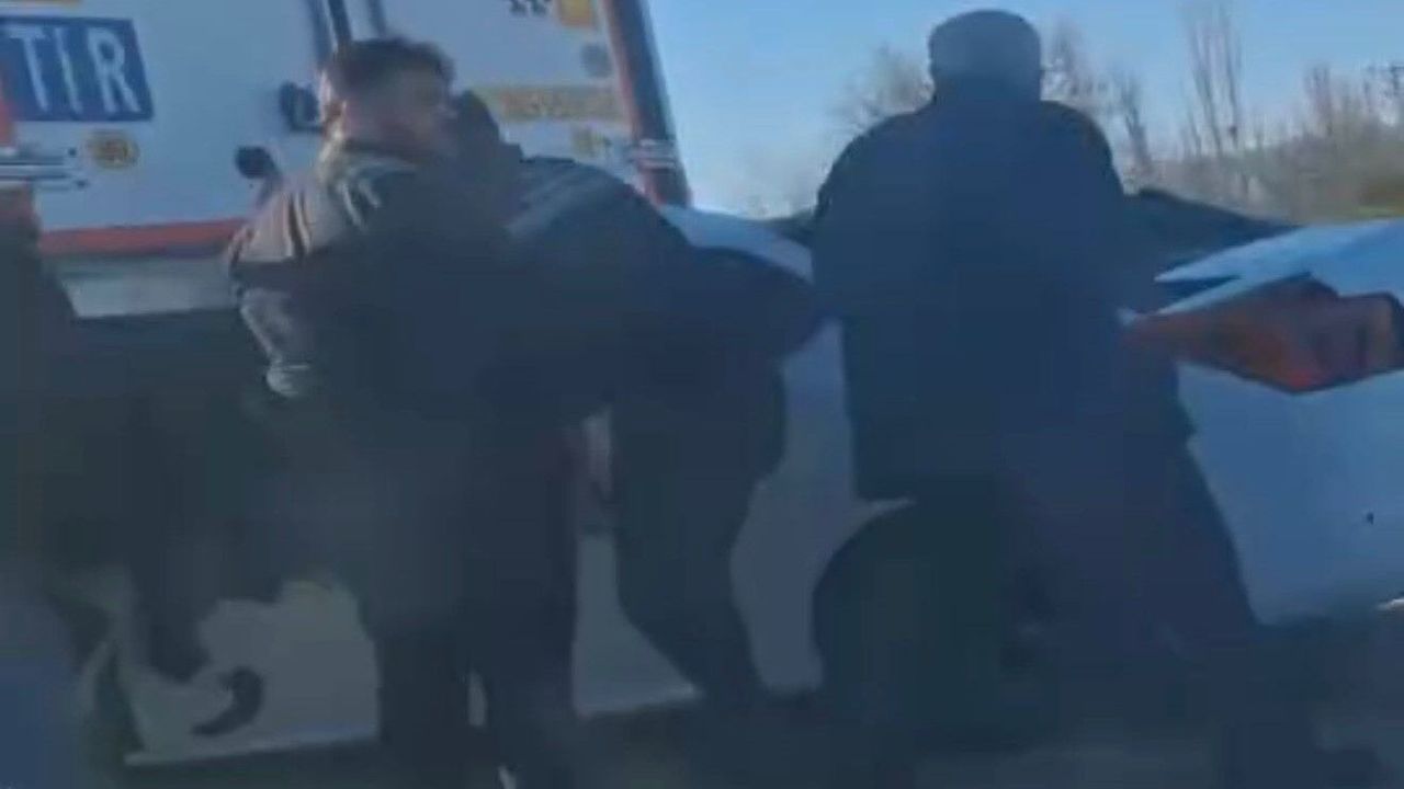 TIR’a Ok Gibi Saplanan Araçta Can Pazarı
