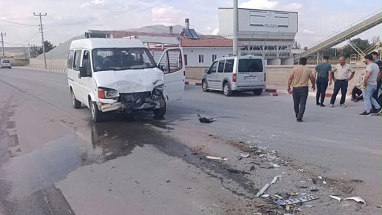 TIR İle Minibüs Çarpıştı: 2 Yaralı