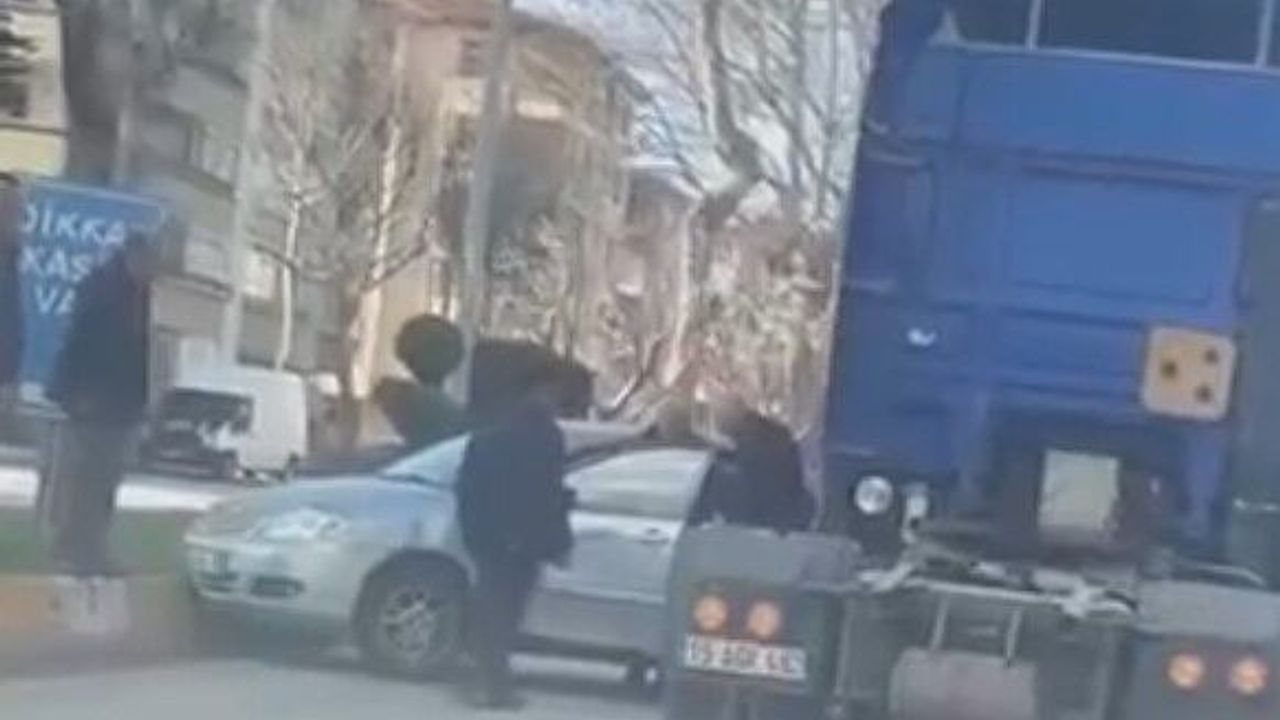 Tır Otomobile Çarptı! Yaralılar Var