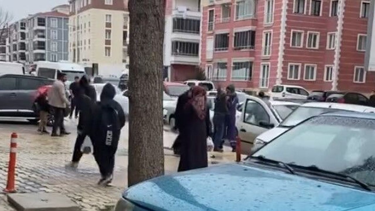 Trafikte Gergin Sabah! Motokurye İle Otomobildekiler Birbirine Girdi