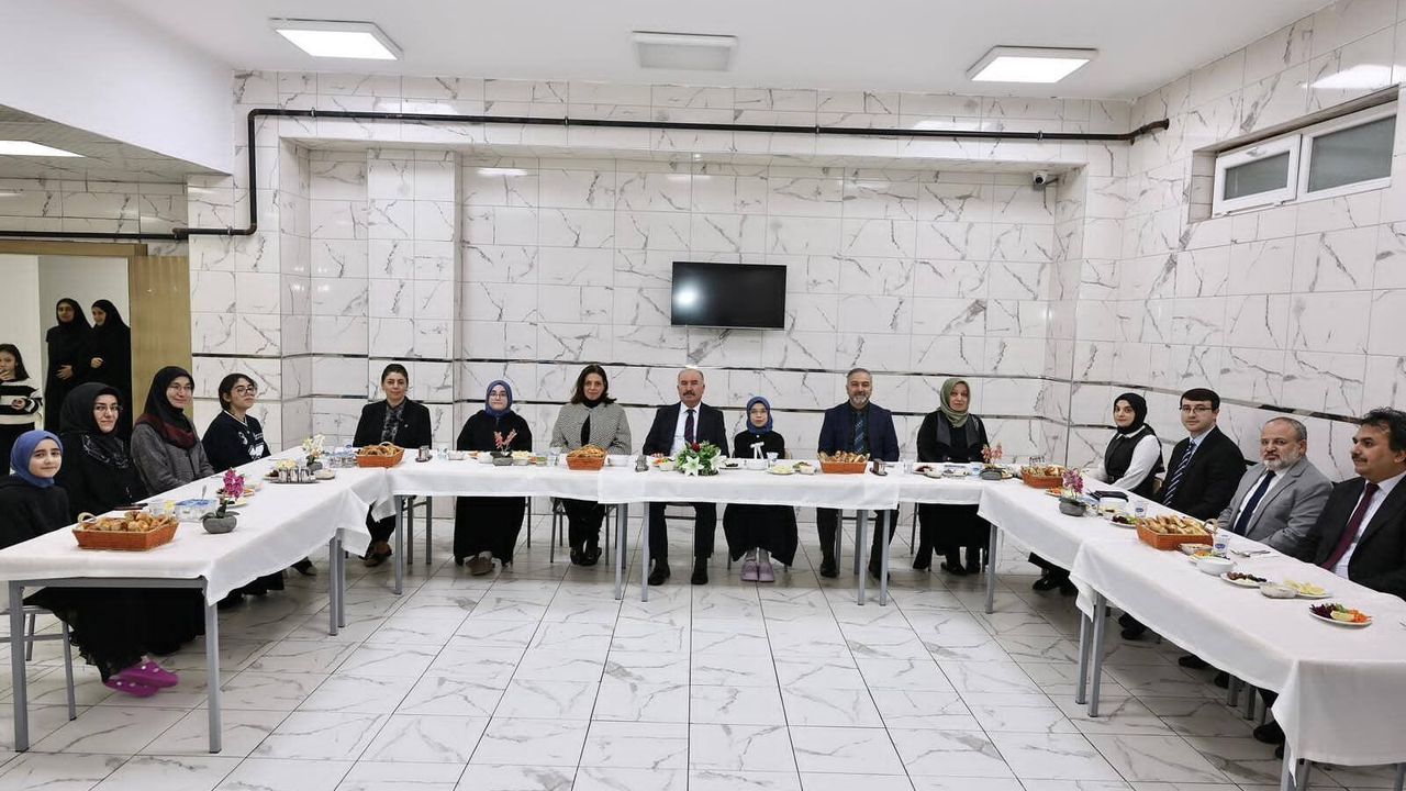 Vali Çalgan, İftarını Lalezar Kız Kuran Kursu’nda Yaptı