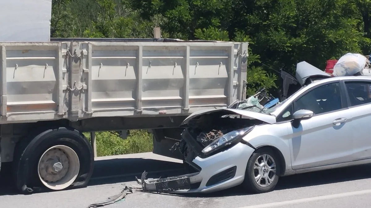 Otomobil TIR'a Ok Gibi Saplandı, 4 Yaralı