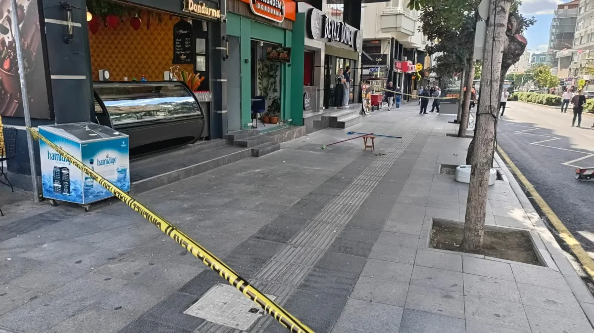 Gazi Caddesi'nde Korku Dolu Anlar: Binadan Kopan Sıvalar Faciaya Davetiye Çıkardı!