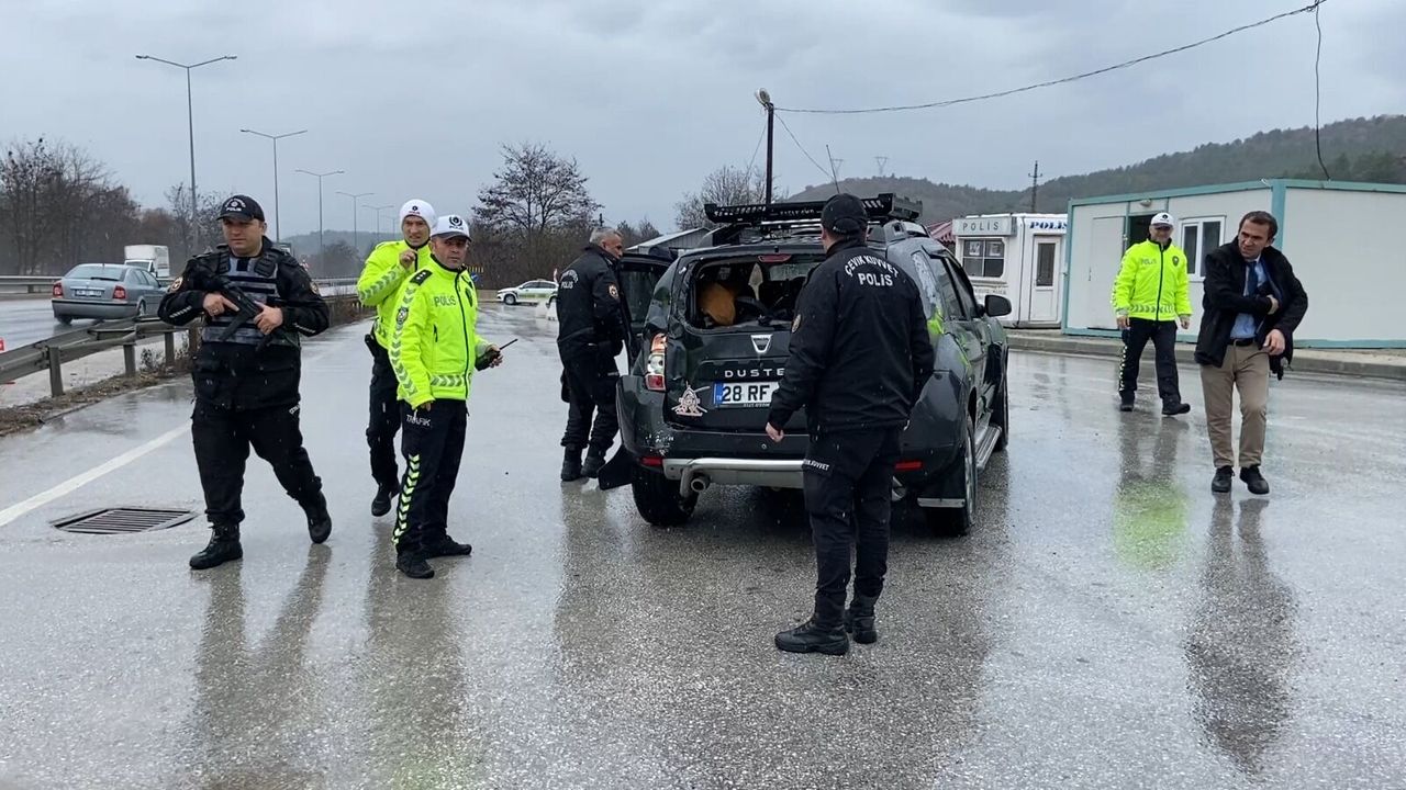 Yağışlı Hava Kazayı Getirdi: Otobüs ile Otomobil Çarpıştı
