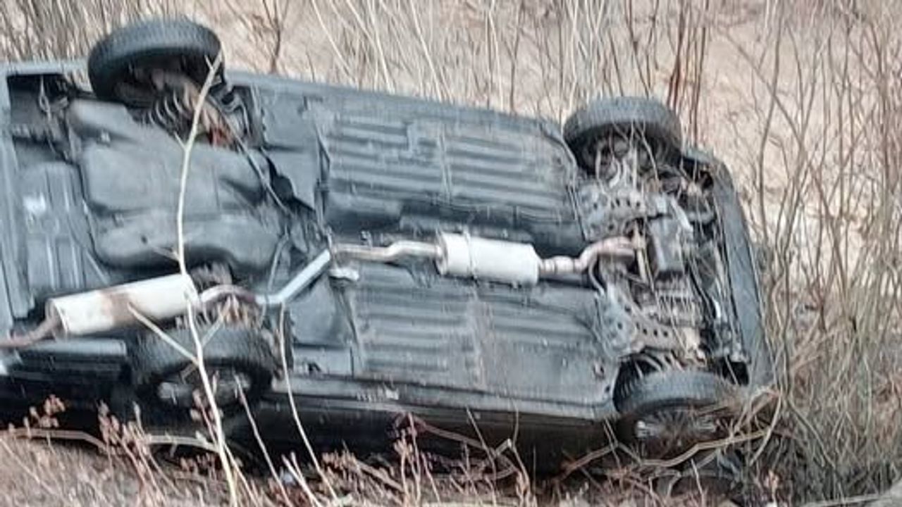 Yağışlı Havanın Etkisiyle Otomobil Çaya Uçtu: 2 yaralı
