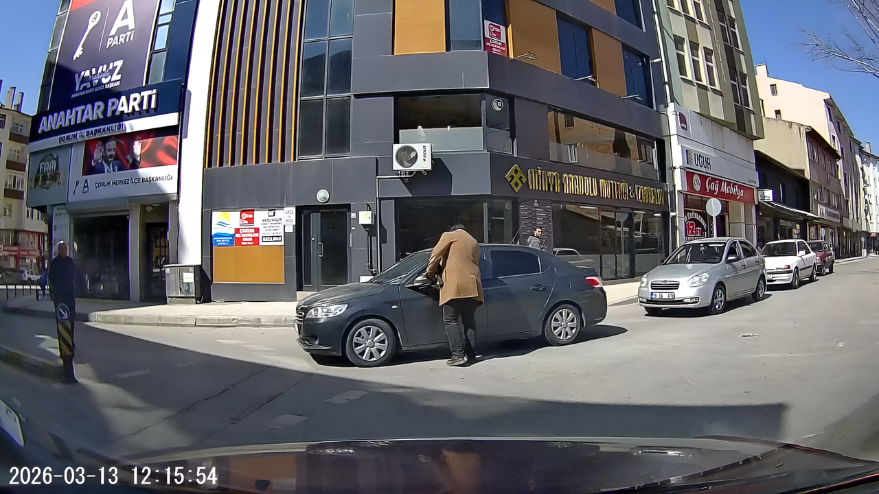 Yayanın Umursamazlığı Sürücüyü İsyan Ettirdi