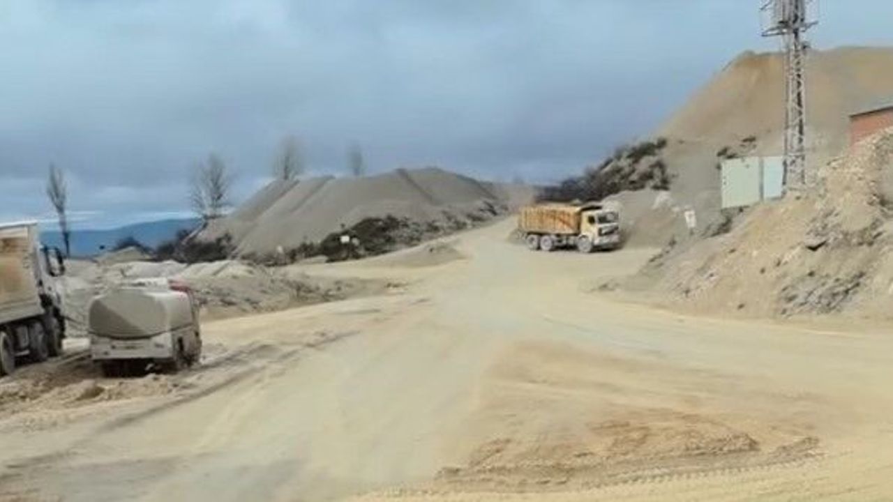Yıllardır Bitmeyen Yol Çilesine Köylüler İsyan Etti