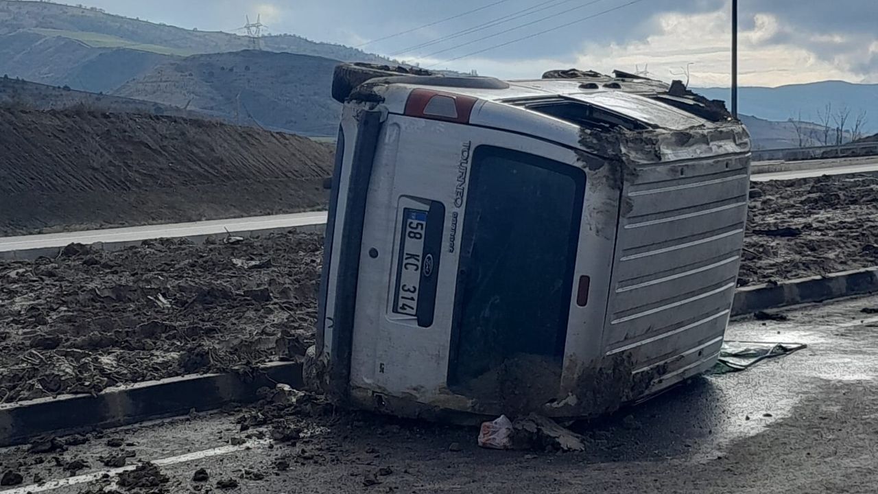 Yoldan Çıkan Hafif Ticari Araç Devrildi! Yaralılar Var