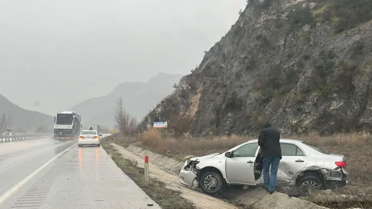 Yoldan Çıkan Otomobil Şarampole Düştü