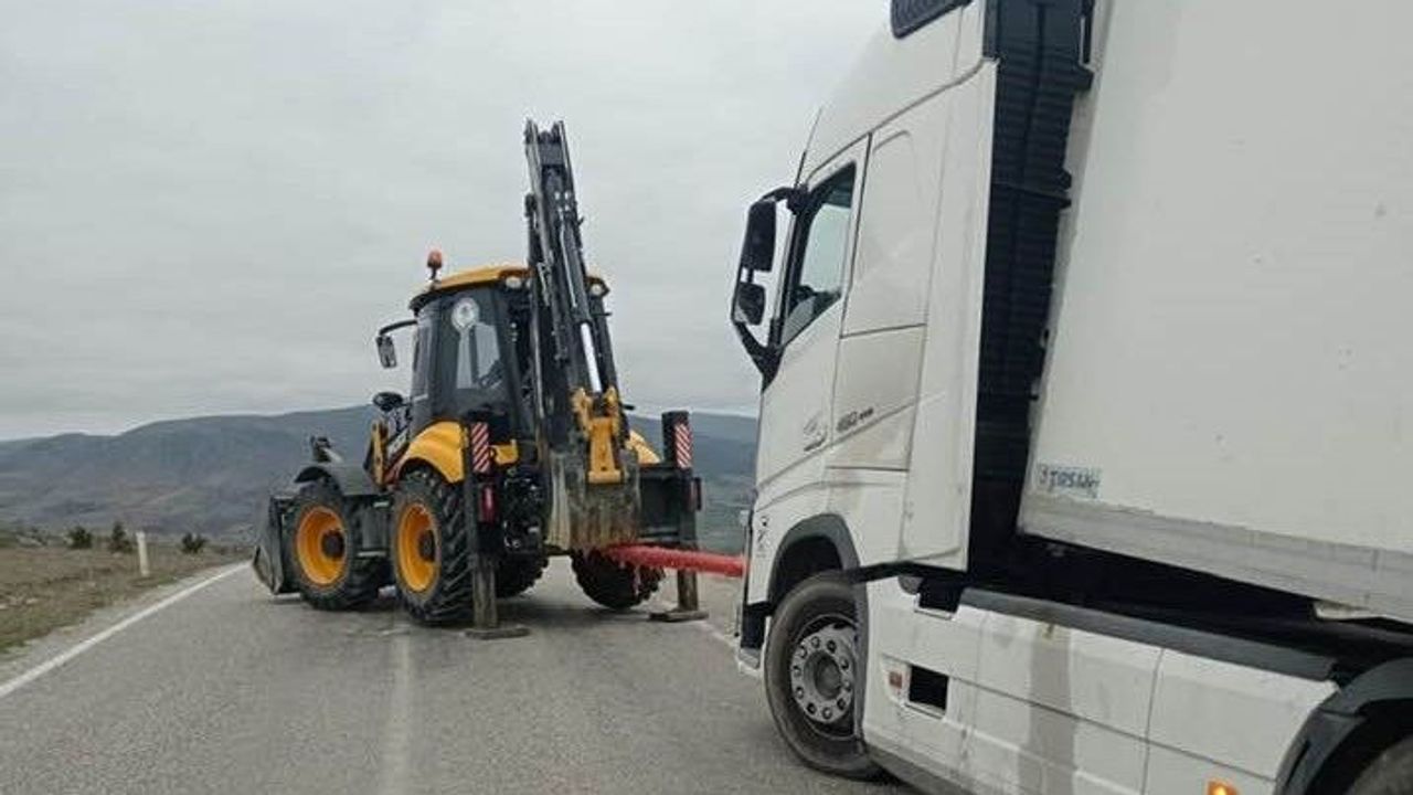 Yoldan Çıkan Tır Belediye Ekiplerince İş Makinesiyle Kurtarıldı