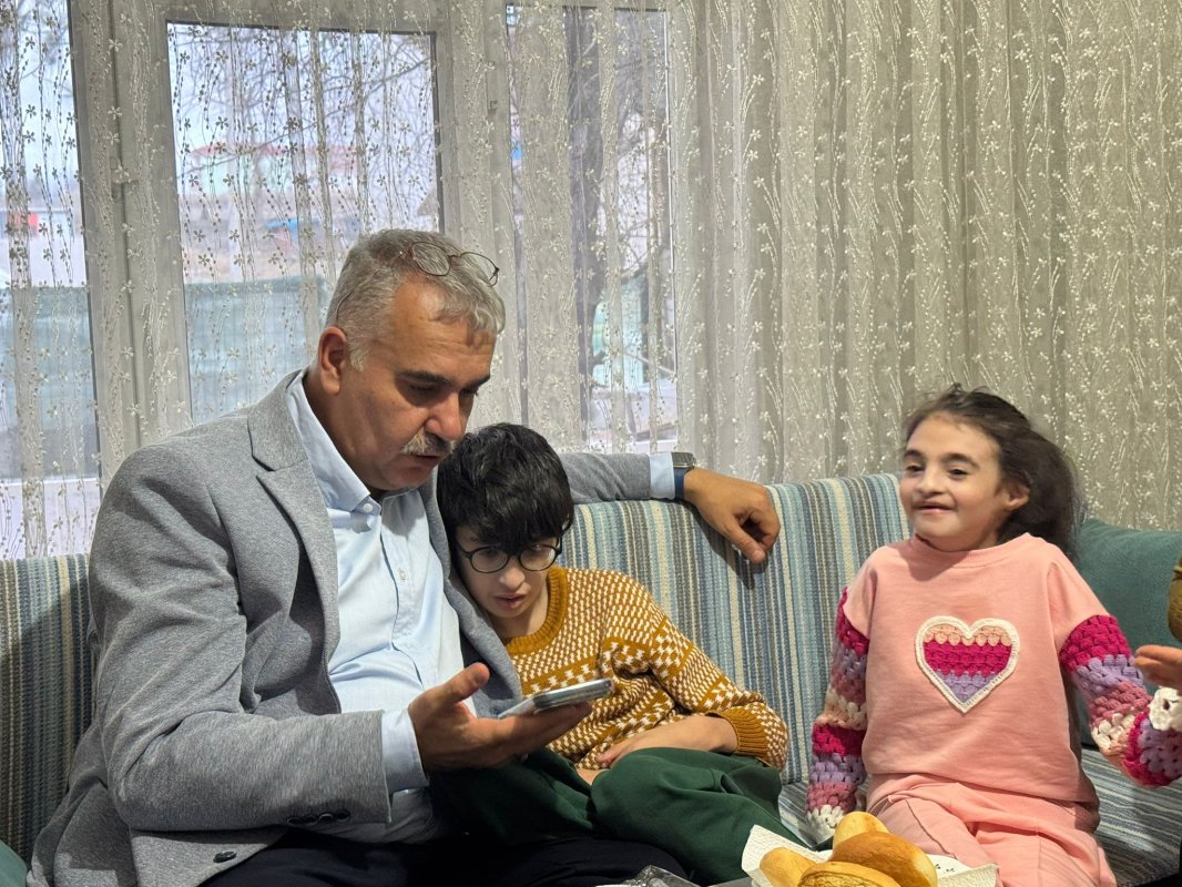 Ahlatcı, Mikrosefali Hastası Özel Çocuklar İçin Sağlık Bakanlığıyla Görüştü