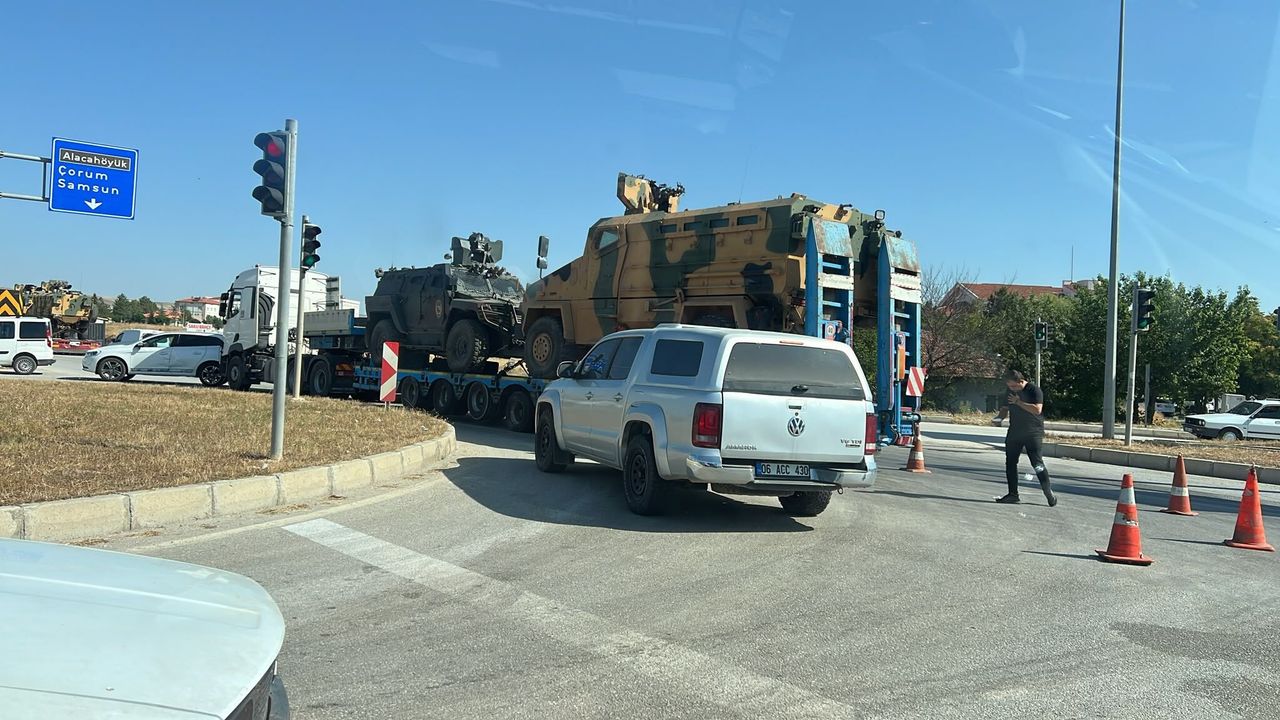 Zırhlı Araç Taşıyan TIR’la Otomobil Çarpıştı