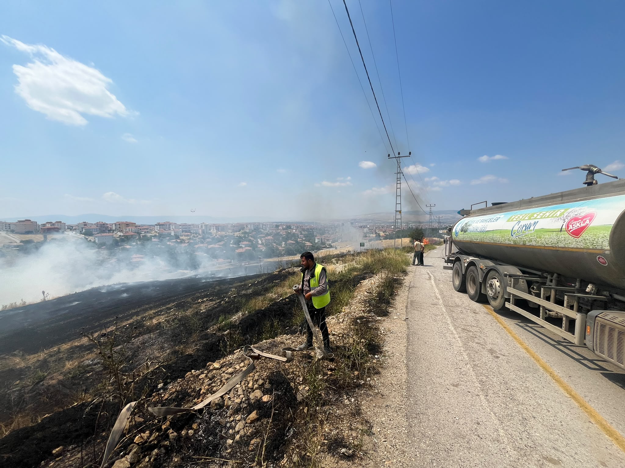 BÜYÜK BİR FELAKETİN ÖNÜNE GEÇİLDİ: DUMLUPINAR CADDESİ'NDEKİ YANGIN KONTROL ALTINDA