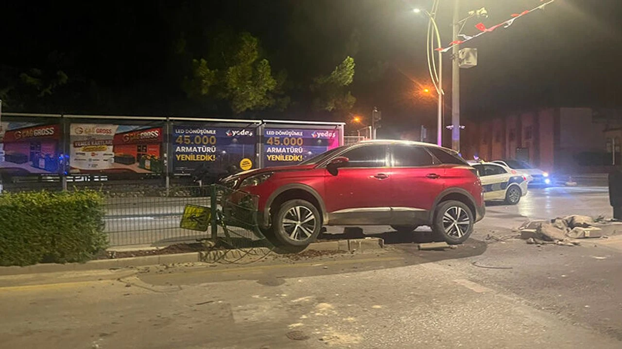 Motosikletle Çarpışan Otomobil Refüje Çıkarak Durabildi