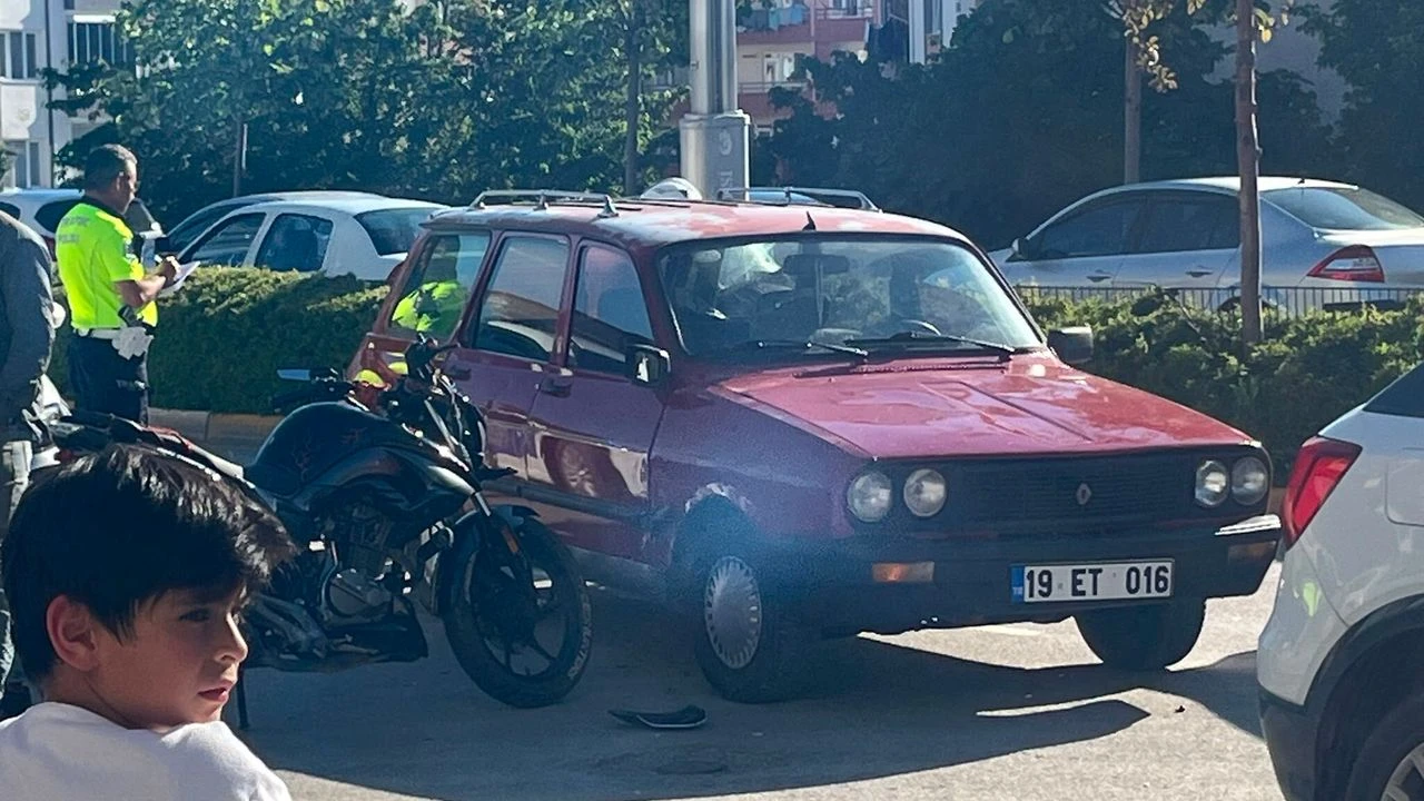 ÇORUM'DA OTOMOBİL İLE MOTOSİKLET ÇARPIŞTI: 1 YARALI