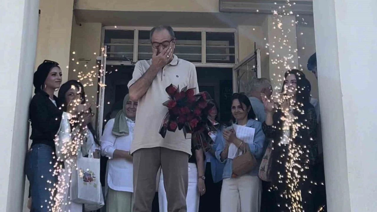 40 Yıllık Müdüre Güllerle Veda! 