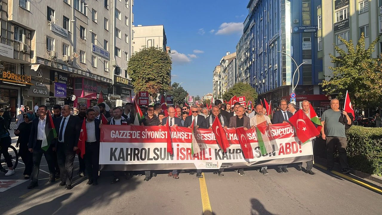 ÇORUM’DA GAZZE İÇİN YÜRÜDÜLER: “SESSİZ KALMAK İNSANLIK SUÇUDUR”