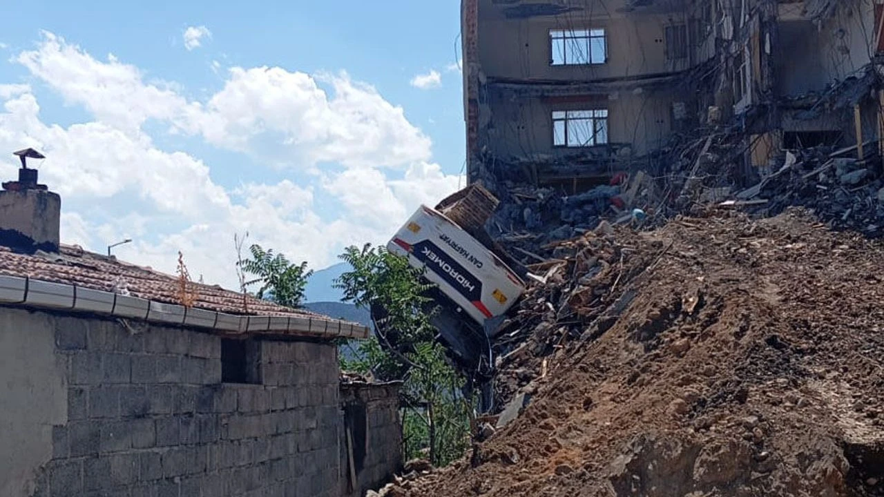 Bina Yıkan Ekskavatör Devrildi