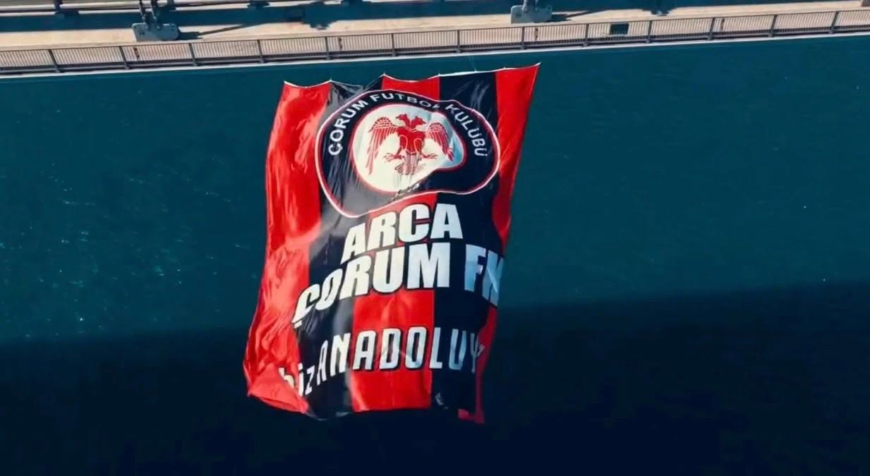 ÇORUM FK BAYRAĞI FATİH SULTAN MEHMET KÖPRÜSÜ’NDE DALGALANDI