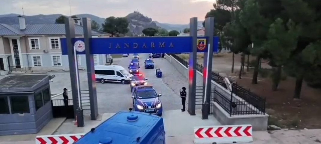 ÇORUM MERKEZLİ 3 İLDE DEV YASA DIŞI BAHİS OPERASYONU: 265 MİLYON TL'LİK AĞ ÇÖKERTİLDİ!