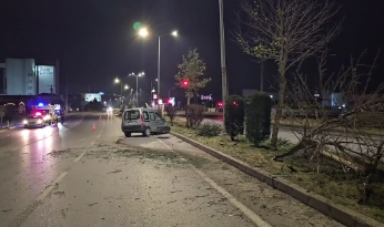 KORKUTAN KAZA: KARŞI ŞERİDE GEÇEN ARAÇTAKİ ANNE VE OĞLU YARALANDI