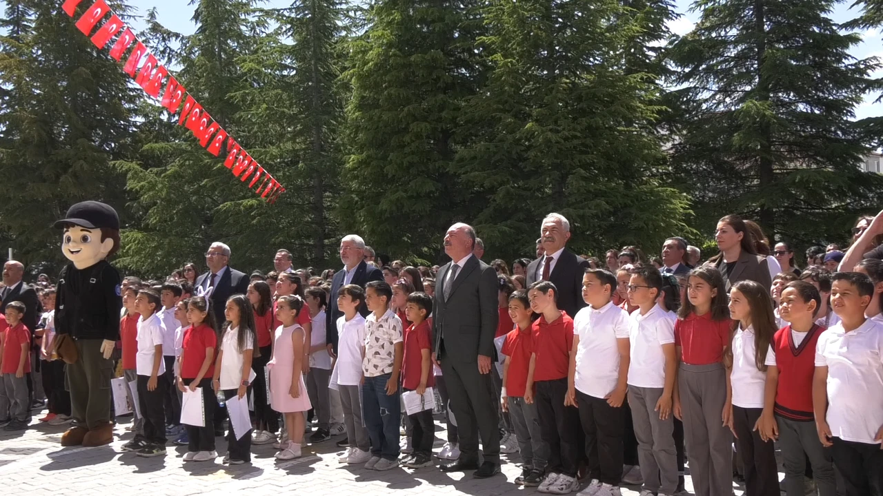  83 BİN 402 ÖĞRENCİ KARNE HEYECANI YAŞADI