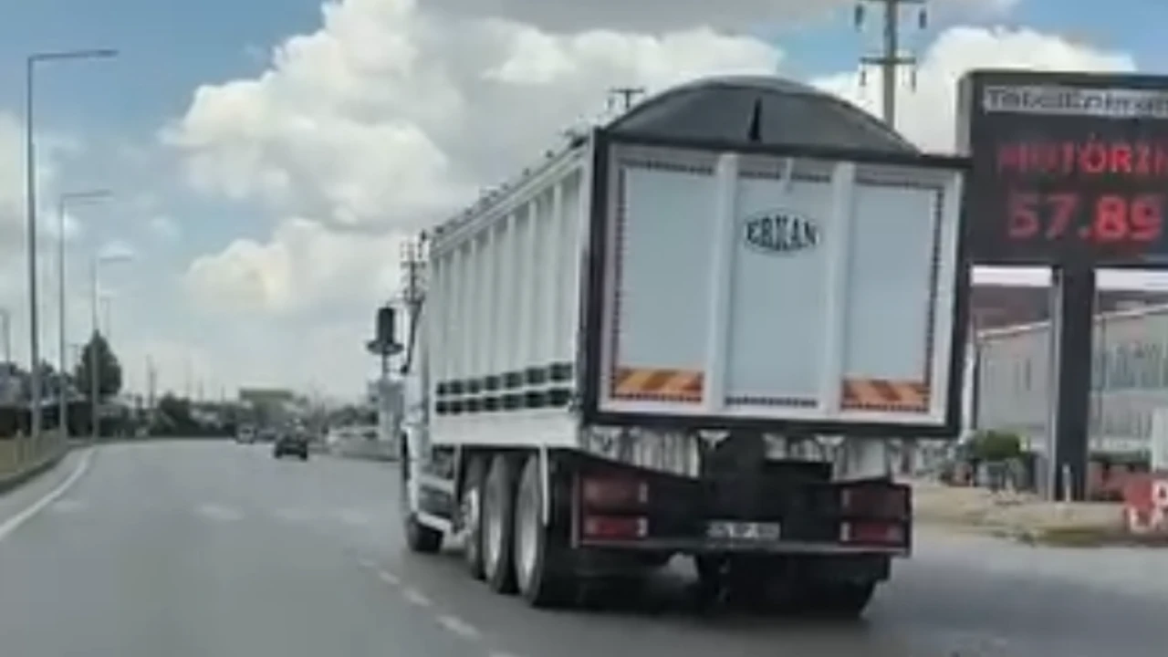 ÇEVREYOLUNDA 'KOKULU' TEHLİKE: HAYVAN DIŞKISI DÖKEREK İLERLEYEN KAMYON TRAFİĞE TAKILDI