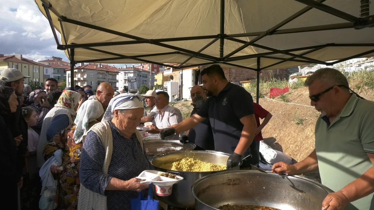 ÇORUM'DA AŞURE LOKMASI PAYLAŞILDI: "ACIYI BAL EYLEDİK"