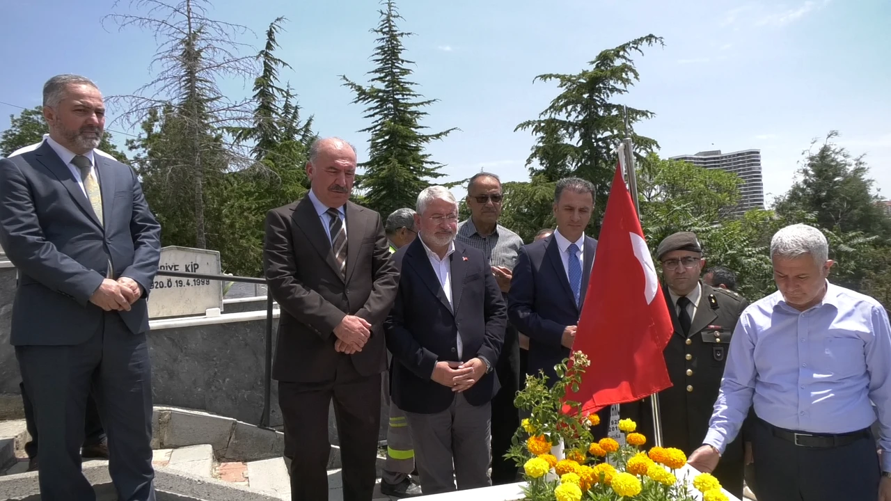 15 Temmuz Şehitleri Kabirleri Başında Dualarla Anıldı