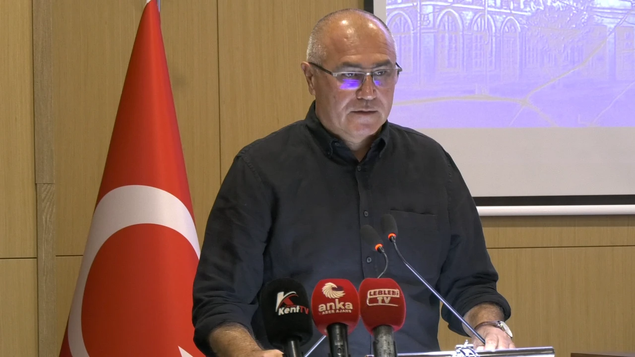 ÇORUM BELEDİYE MECLİSİ'NDE YOL VE ALTYAPI UYARISI: ERKAN ÖZBAL MAHALLELERİN SORUNLARINI MECLİSE TAŞIDI!