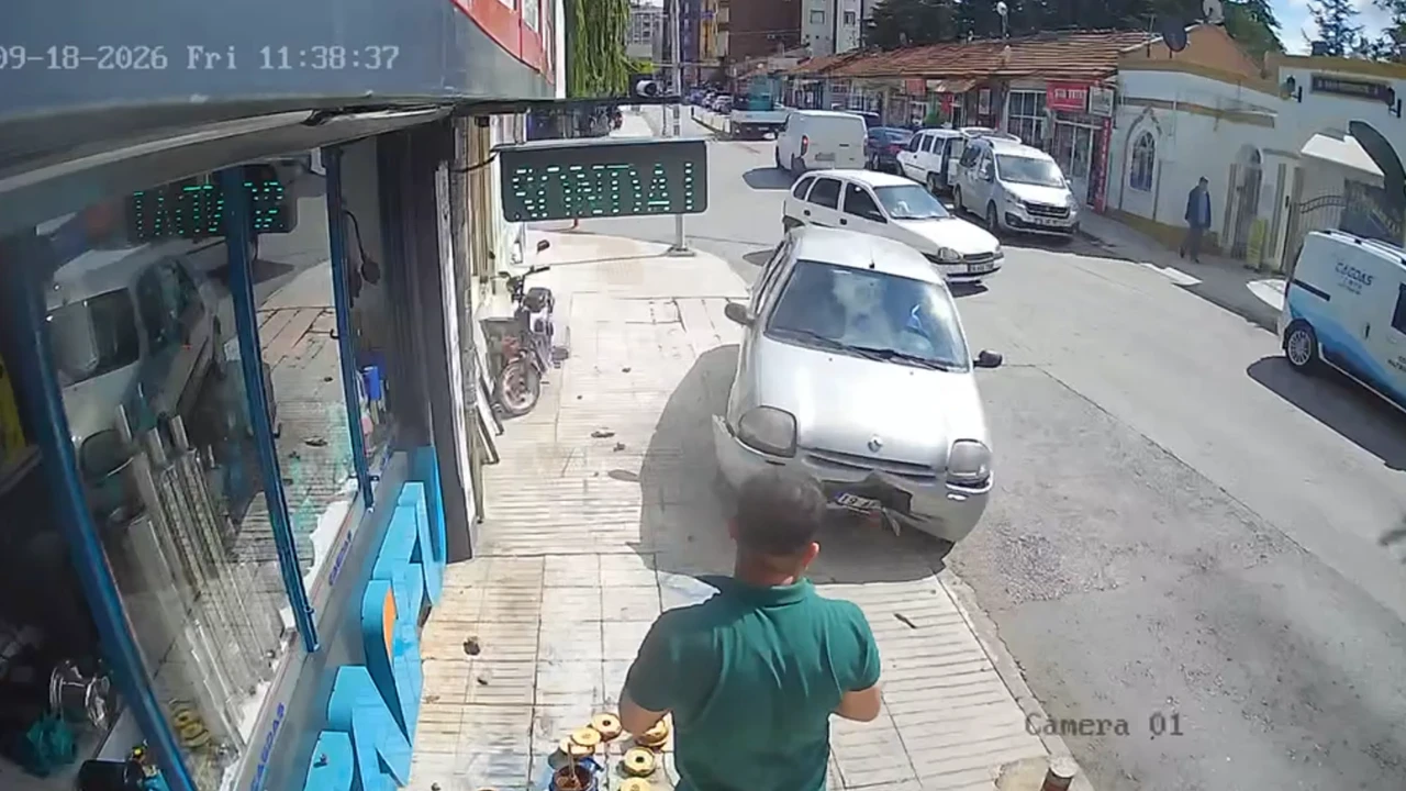 ÇORUM ULU MEZARLIK ÖNÜNDE FACİADAN DÖNÜLDÜ: KALDIRIMA DALAN ARAÇTAN KIL PAYI KURTULDU!
