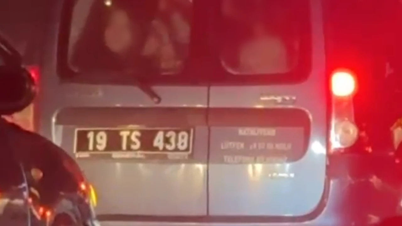 Şoke eden görüntüler: Çocuklar resmi araçta böyle taşındı