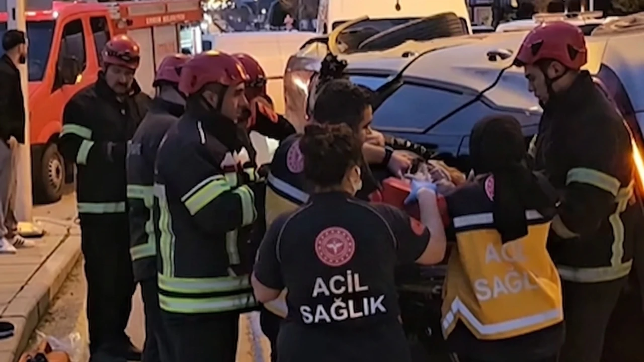 KAMYONETLE ÇARPIŞAN CİP DEVRİLDİ: 2 YARALI